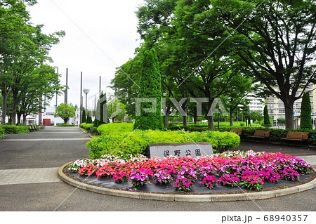 横浜市戸塚区 俣野公園入口花壇とエントランス広場と新緑 横浜市戸塚区 俣野公園入口花壇とエントランス広場と新緑 68940357