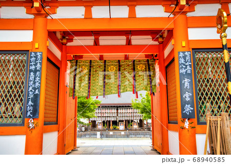 京都、八坂神社の正門 68940585