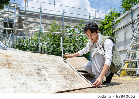建築現場で働く大工の若い男性 68940652