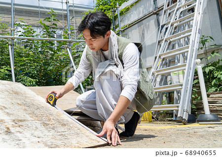 建築現場で働く大工の若い男性 68940655