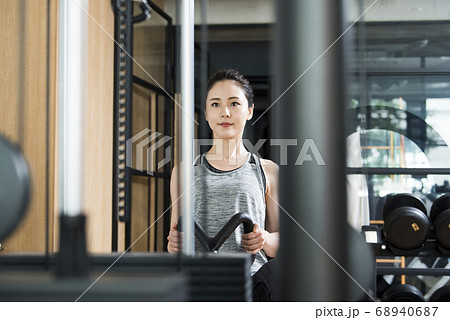 スポーツジム 女性 トレーニングの写真素材