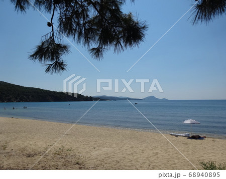 ギリシャの夏とエメラルドグリーンの地中海22 68940895