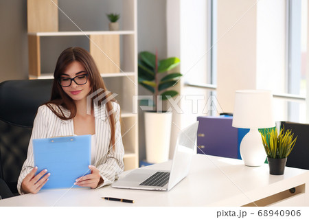 Young business woman working in her office using a laptop 68940906