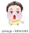 上を見上げ不思議そうにしている赤ちゃん(男の子) 68941065