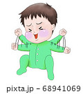 両手を振り喜んでいる赤ちゃん(男の子) 68941069