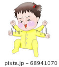 両手を振り喜んでいる赤ちゃん(女の子) 68941070