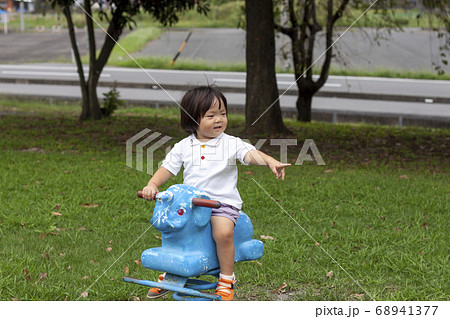 像のスプリング遊具で遊ぶ女の子 像のスプリング遊具で遊ぶ女の子 68941377