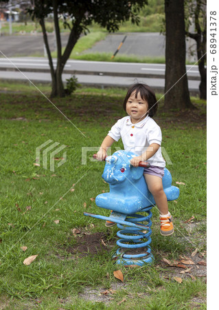 像のスプリング遊具で遊ぶ女の子 像のスプリング遊具で遊ぶ女の子 68941378
