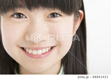 笑顔の女の子の写真素材