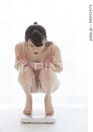 体重をはかる女性 体重をはかる女性 68941473