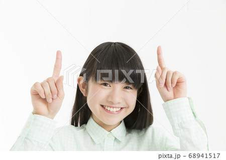 指差しをする女の子の写真素材
