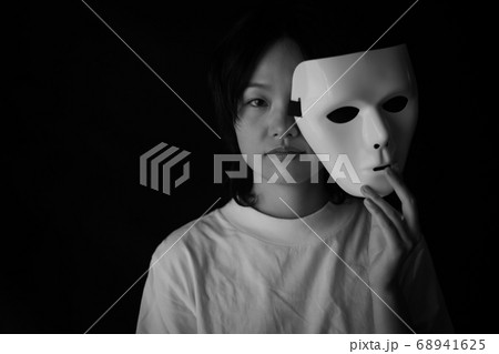 仮面を持つ女性 仮面を持つ女性 68941625