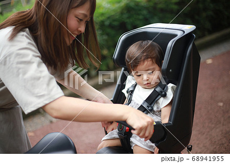自転車に子供を乗せる母親 自転車に子供を乗せる母親 68941955