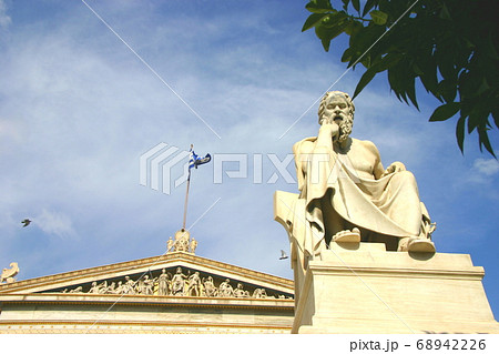 アテネアカデミーの前に建つ哲学者ソクラテス像 68942226