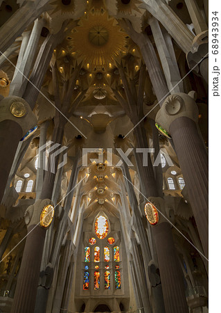 サグラダファミリア　聖堂内のステンドグラス 68943934