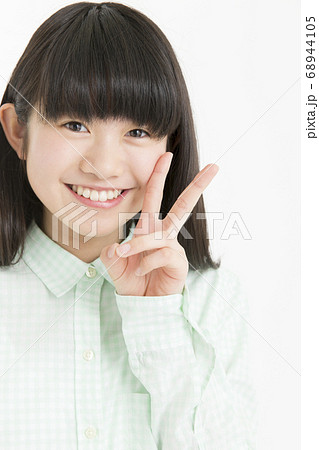 ピースサインをする女の子 68944105