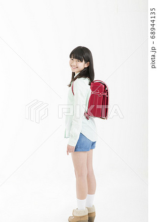 笑顔の女子小学生 68944135