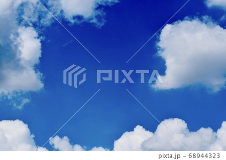 青空に浮かぶ白い雲 68944323