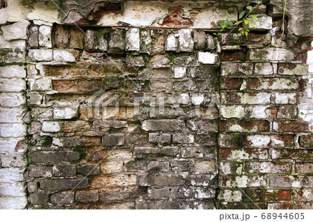 Old destroyed wall with crumbling bricks  68944605