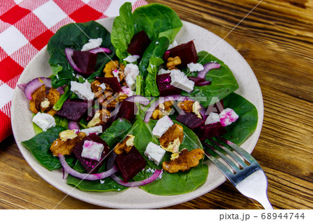 Tasty spinach salad with boiled beetroot 68944744