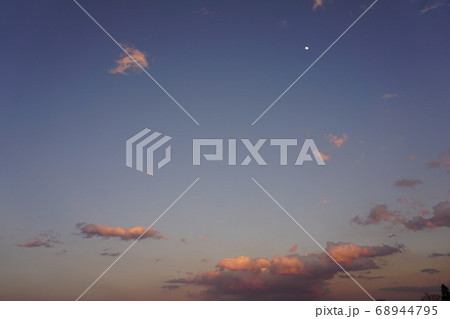 夕方の空と月と雲 68944795