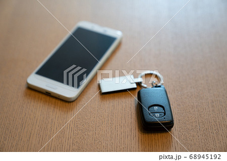 車のキーとスマホ 68945192