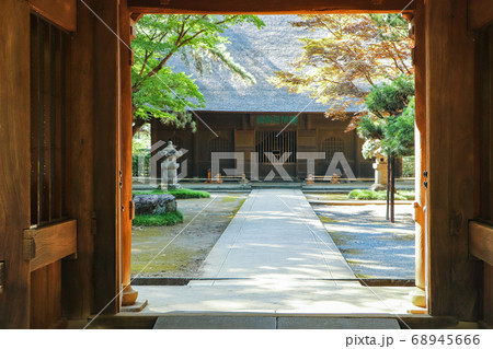 平林寺の夏・山門から仏殿を望む 68945666