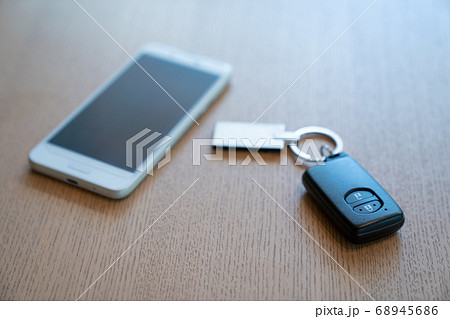 車のキーとスマホ 68945686