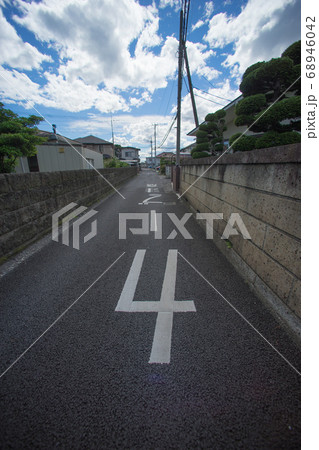 青空へと続く一本道(縦) 青空へと続く一本道(縦) 68946042