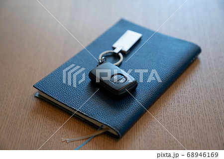 車のキーとスケジュール帳 車のキーとスケジュール帳 68946169