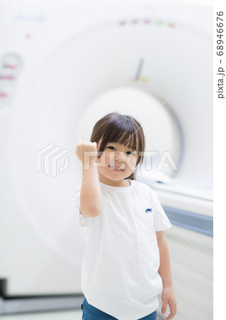 医療機器のCT検査を受ける子供 医療機器のCT検査を受ける子供 68946676
