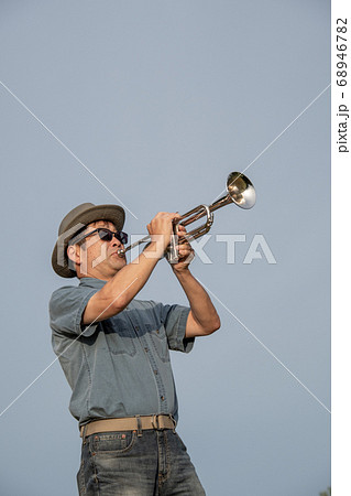 サングラスをかけたアジア人男性がトランペットを演奏する様子 上半身 バンクーバー ブリティッシュ サングラスをかけたアジア人男性がトランペットを演奏する様子 上半身 バンクーバー ブリティッシュ 68946782