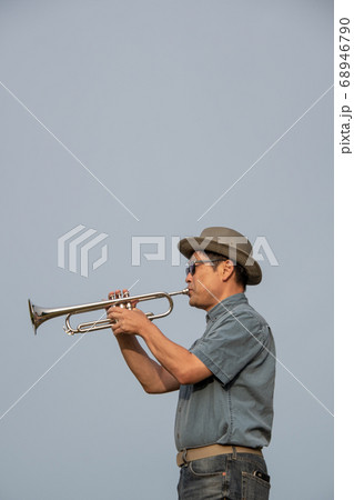 サングラスをかけたアジア人男性がトランペットを演奏する様子 上半身 バンクーバー ブリティッシュ サングラスをかけたアジア人男性がトランペットを演奏する様子 上半身 バンクーバー ブリティッシュ 68946790