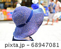 青い帽子　女性 68947081