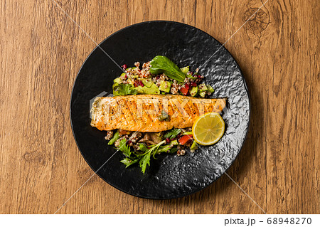 サーモンのグリル(キヌア添え) Salmon steak of the iron pan サーモンのグリル(キヌア添え) Salmon steak of the iron pan 68948270
