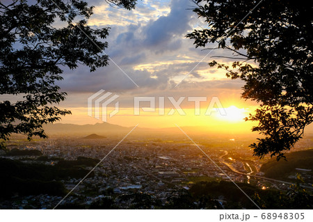 奈良盆地の夕景（奈良県桜井市） 68948305
