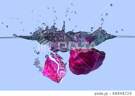 水に投げ入れた紫キャベツ 68948729