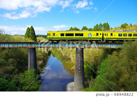 夷隅川を渡るいすみ鉄道（千葉県いすみ市） 68948822