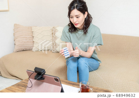 パソコンでオンライン診療を受ける女性 パソコンでオンライン診療を受ける女性 68949632