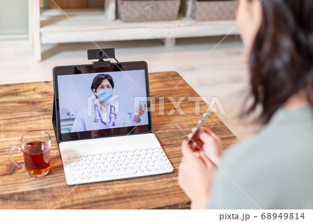 パソコンでオンライン診療を受ける女性 パソコンでオンライン診療を受ける女性 68949814