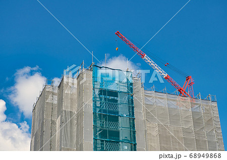 建設現場 青空と仮設足場とクレーン 建設現場 青空と仮設足場とクレーン 68949868
