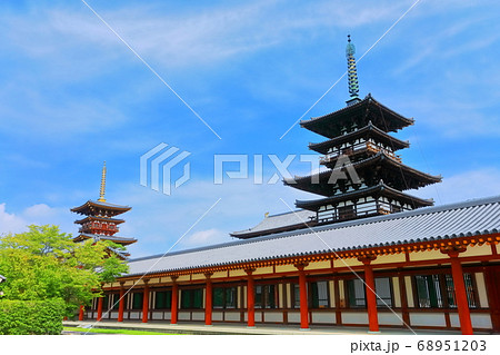 【奈良県】晴天下の薬師寺（東塔と西塔） 68951203