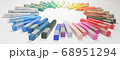 カラフルなハードパステルを円状に並べた様子です。画材のイメージやカラフルさ・多様性の表現にも。 68951294
