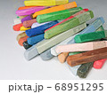 カラフルなハードパステルを無造作に積み上げた様子です。画材の質感の説明、カラフルさ・多様性の表現に。 68951295