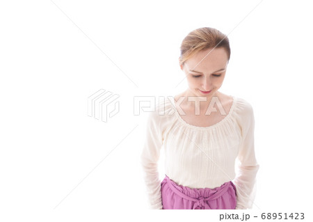 お辞儀をする若い女性 お辞儀をする若い女性 68951423