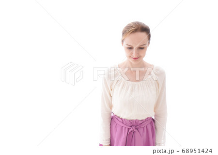 お辞儀をする若い女性 お辞儀をする若い女性 68951424