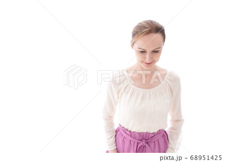 お辞儀をする若い女性 68951425