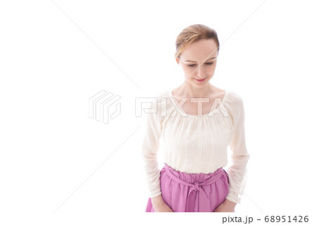 お辞儀をする若い女性 お辞儀をする若い女性 68951426