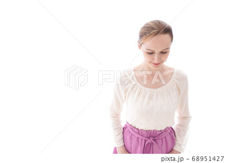 お辞儀をする若い女性 お辞儀をする若い女性 68951427