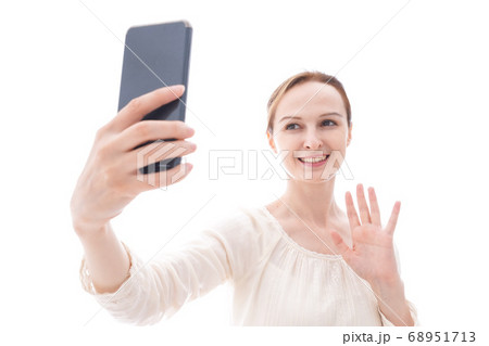 セルフィーを撮影する若い女性 68951713